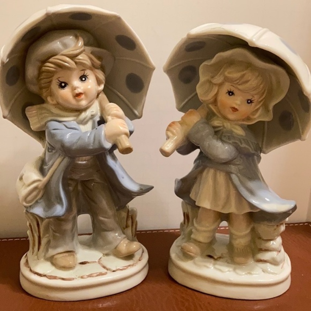 KPM adorable porcelain pair of boy&girl figurines w/umbrellas on a rainy day